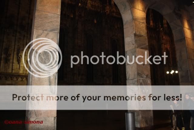 Domul noaptea, sub ploaie, Mi.