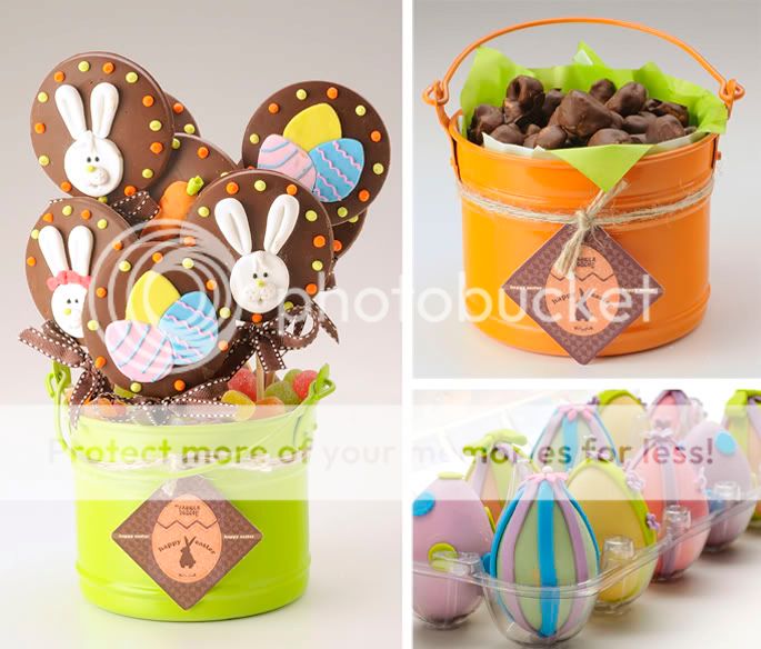 em sentido horário: baldinho com pirulitos decorados, baldinho com pipoca banhada em chocolate e caixa de 12 ovinhos com ares retrô